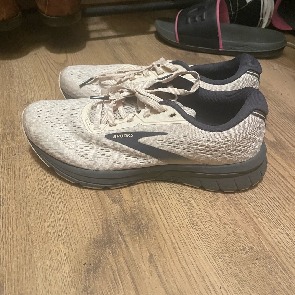 beige brooks anthem 4